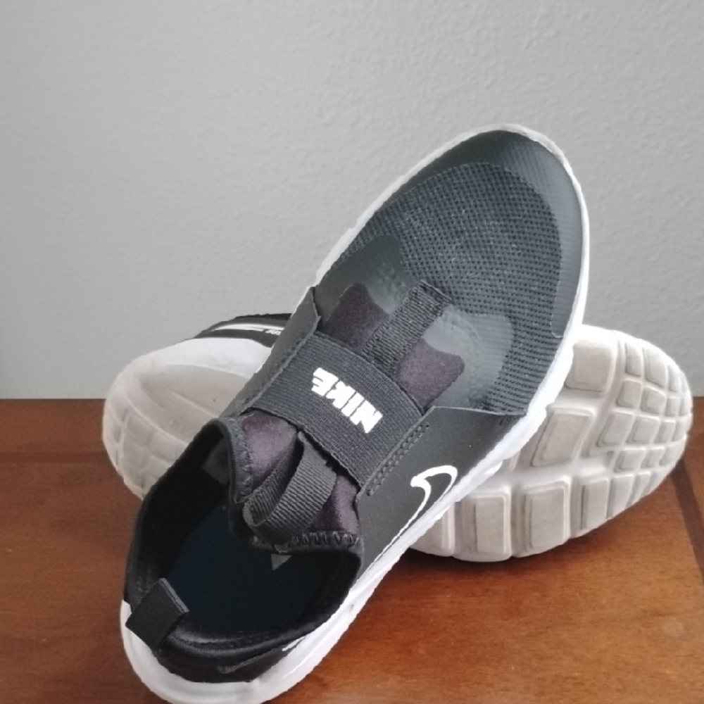 Kids | Nike Black and White Slip-On Sneakers